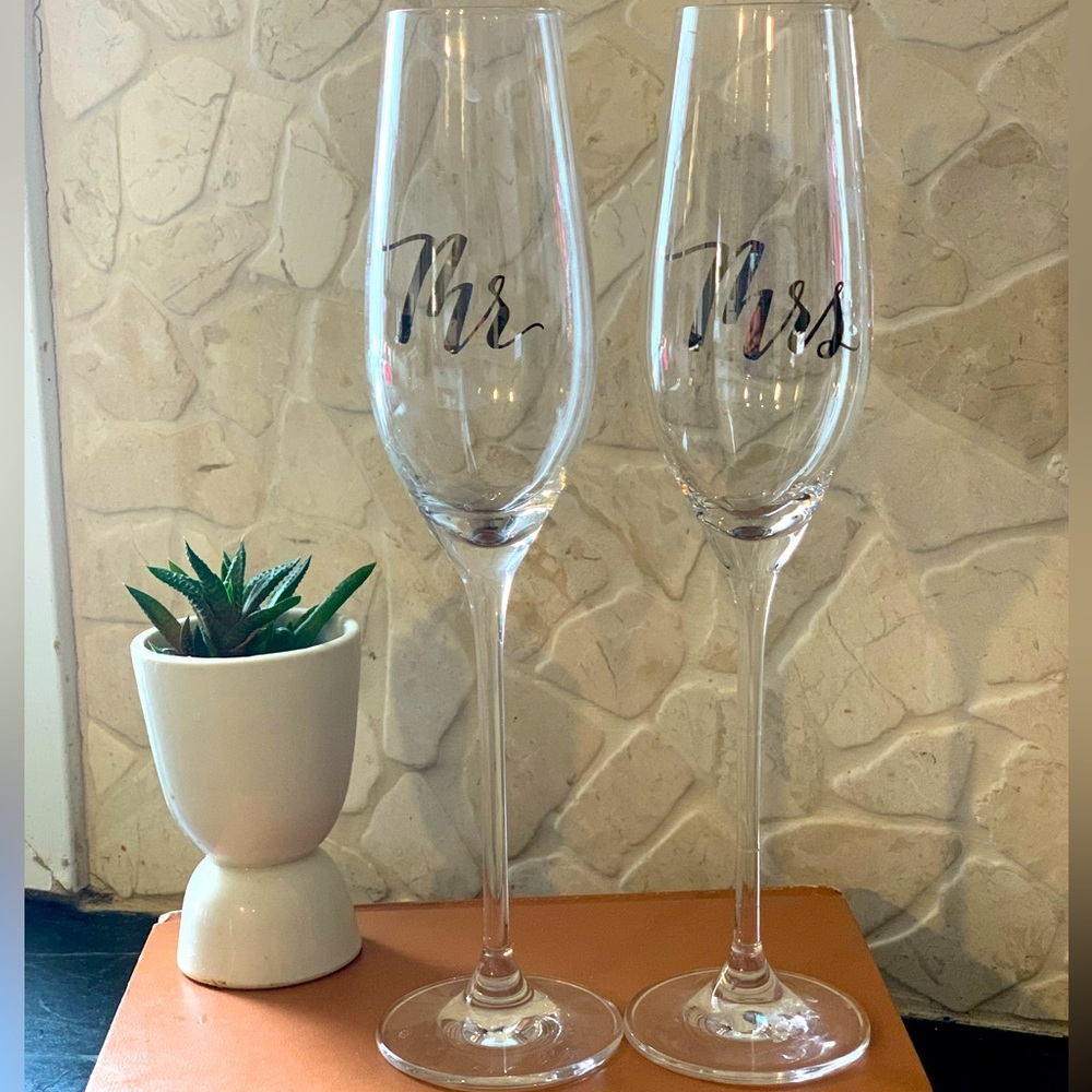 MR. & MRS. CHAMPAGNE FLUTES | Set of 2 | WEDDING